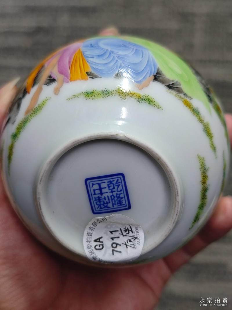 民国 珐琅彩西洋人物诗文蒜头瓶 - 图13