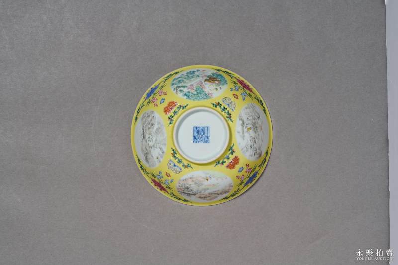 清道光 黄地轧道洋彩花卉开光山水人物纹碗 （一对） - 图3