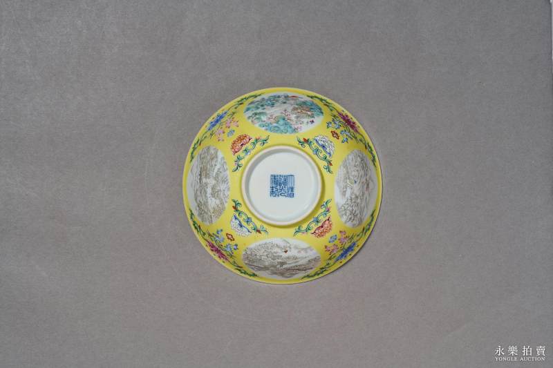 清道光 黄地轧道洋彩花卉开光山水人物纹碗 （一对） - 图4
