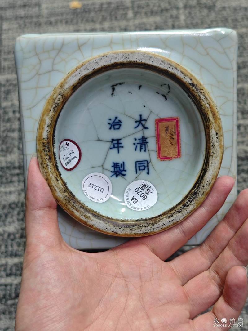 清同治 仿哥釉八卦琮式瓶 - 图8