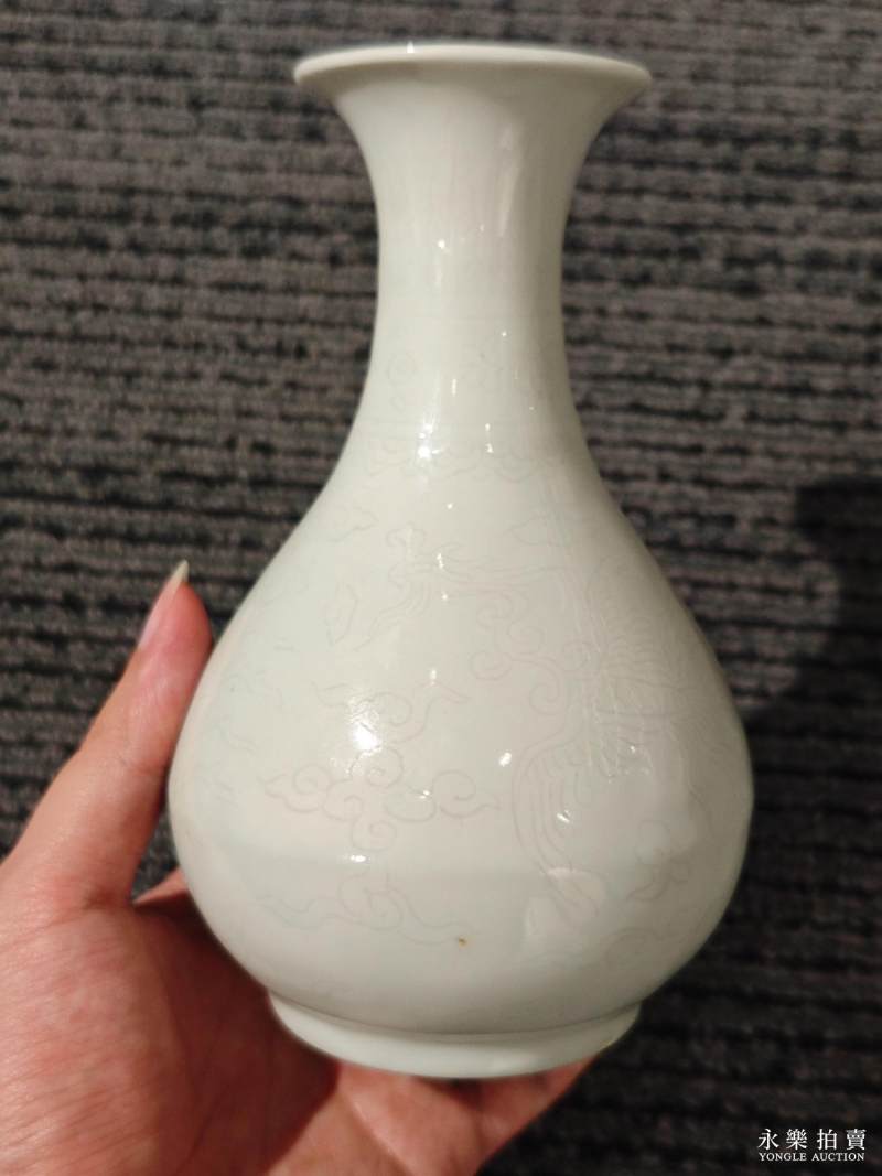 明万历 甜白釉暗刻云凤纹玉壶春瓶 - 图7