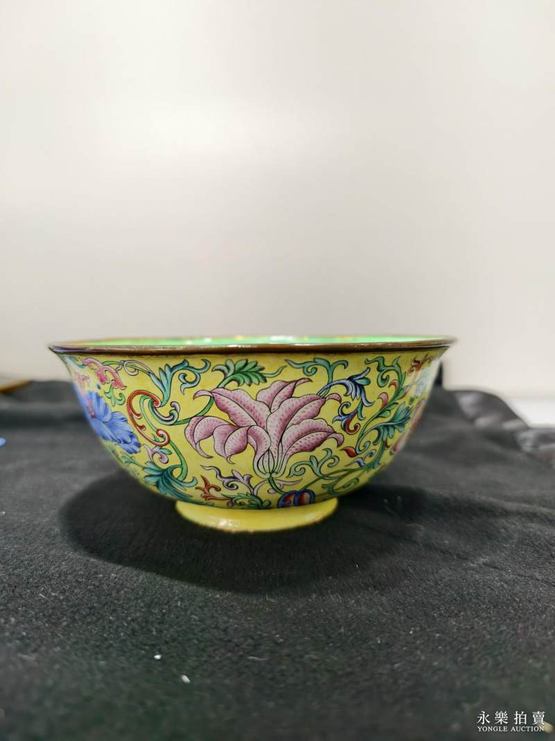 清乾隆 御制铜胎画珐琅黄地洋花图盌 - 图11