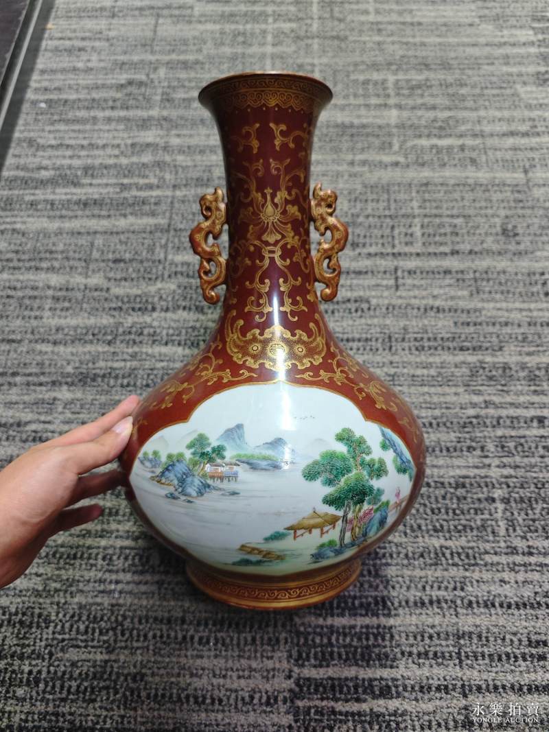 清乾隆 酱釉描金粉彩开光山水图双龙耳瓶 - 图6