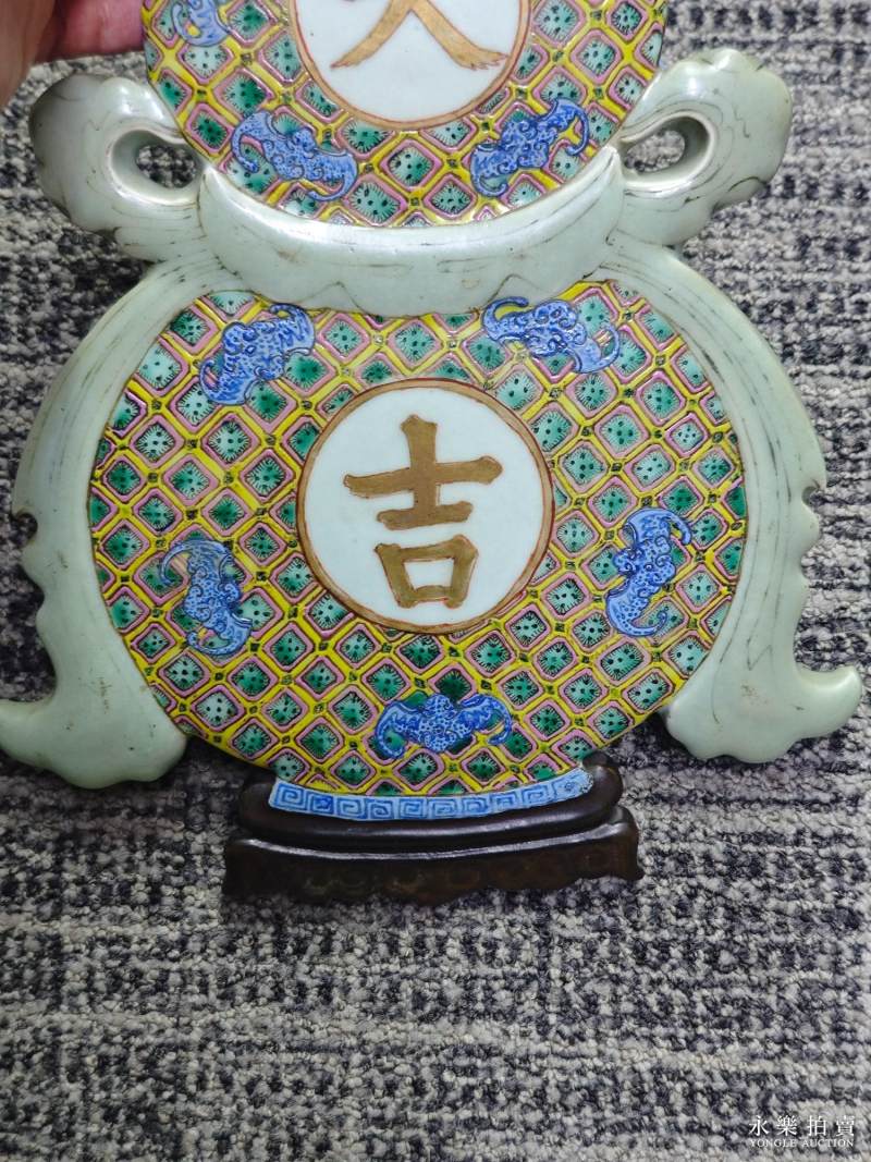 清乾隆 御制紫檀镶瓷粉青釉描金洋彩「五瑞大吉」葫芦式桌屏 - 图6