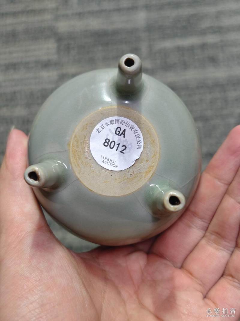 明 龙泉窑粉青釉双耳三足鼎式炉 - 图5