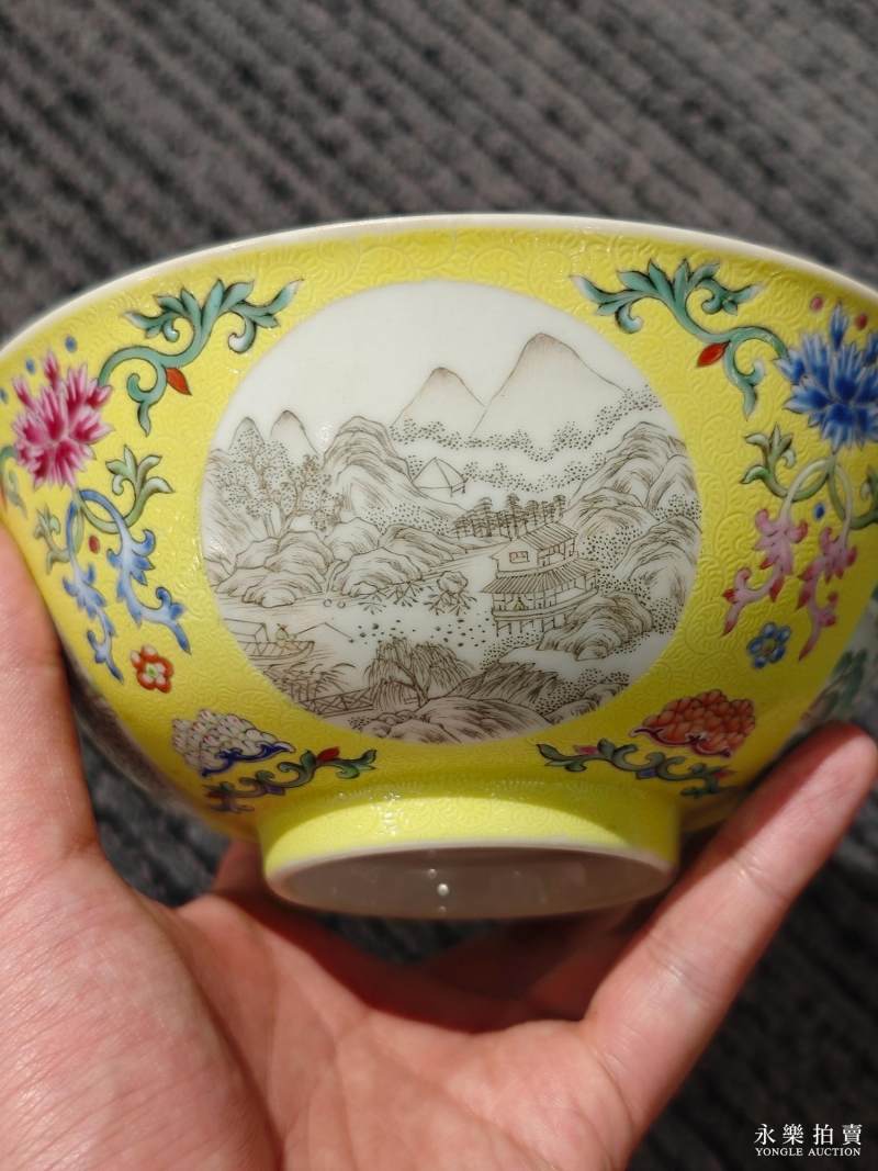 清道光 黄地轧道洋彩花卉开光山水人物纹碗 （一对） - 图6