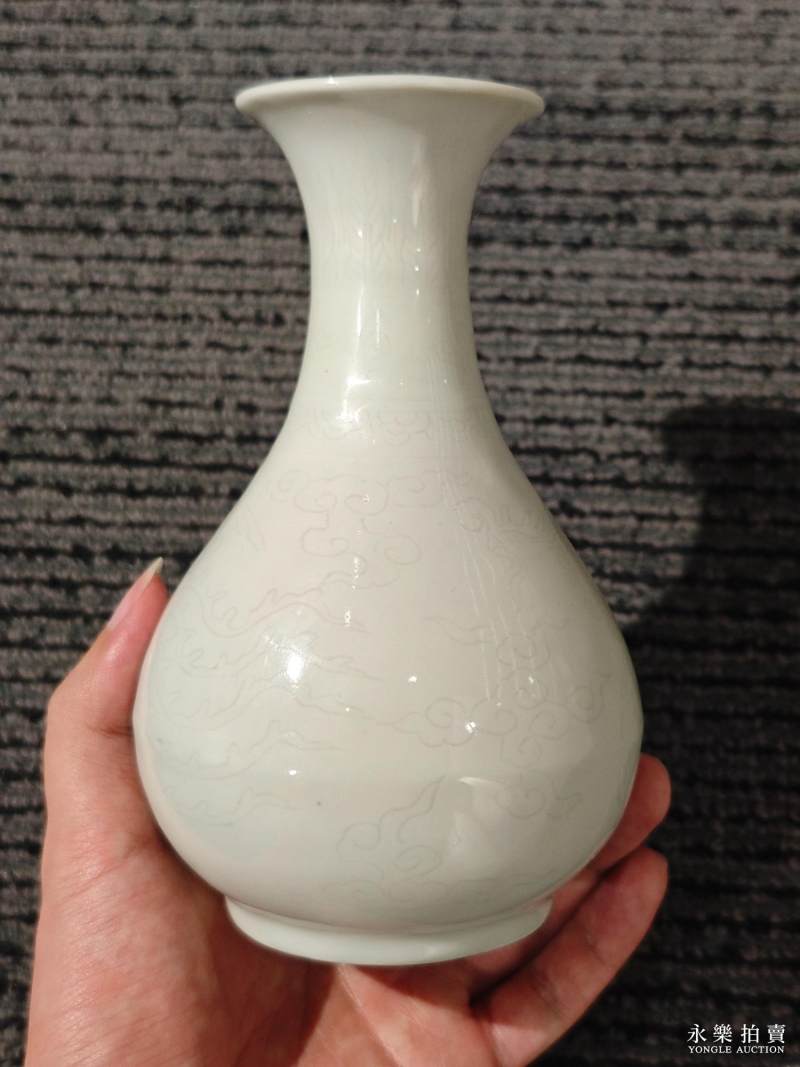 明万历 甜白釉暗刻云凤纹玉壶春瓶 - 图9