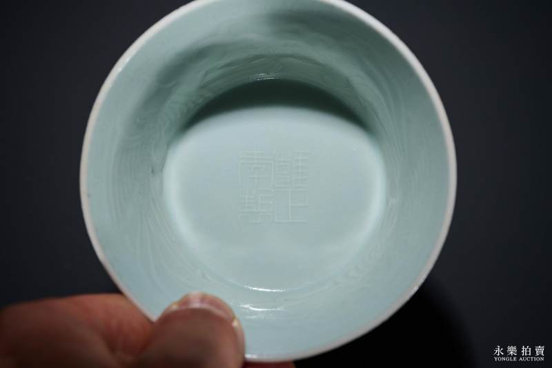 清雍正 仿影青釉凸花穿花凤纹高足杯 - 图8