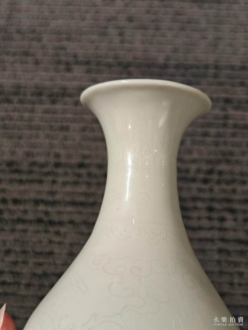 明万历 甜白釉暗刻云凤纹玉壶春瓶 - 图10