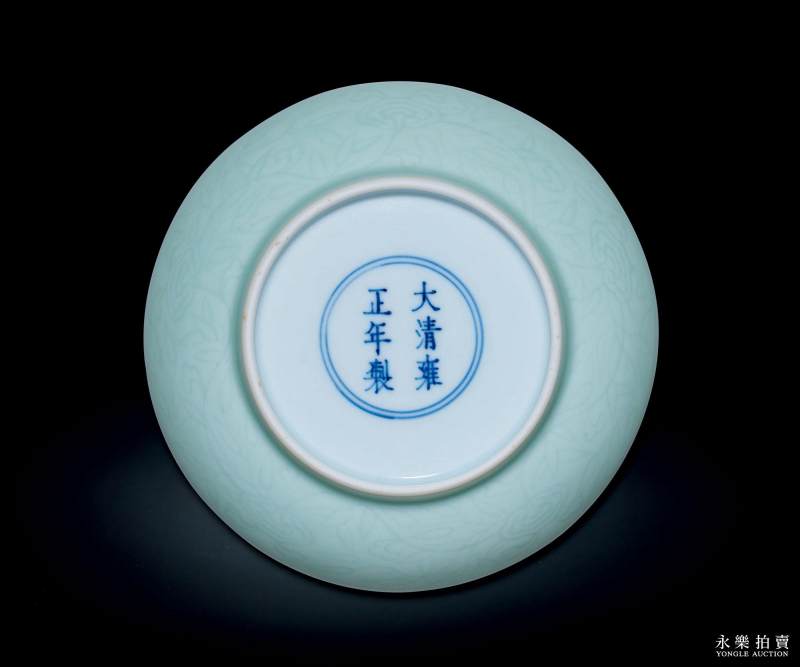 清雍正 粉青釉暗刻灵芝纹盘 - 图2