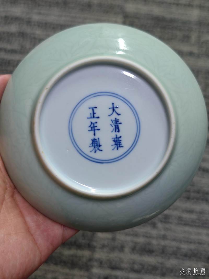 清雍正 粉青釉暗刻灵芝纹盘 - 图3
