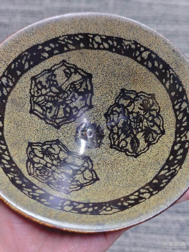 明 褐釉剪纸贴花福禄寿斗笠盏 - 图4