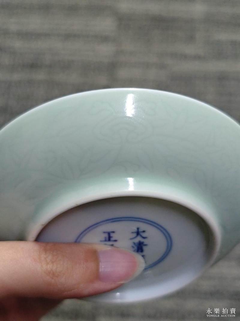 清雍正 粉青釉暗刻灵芝纹盘 - 图4