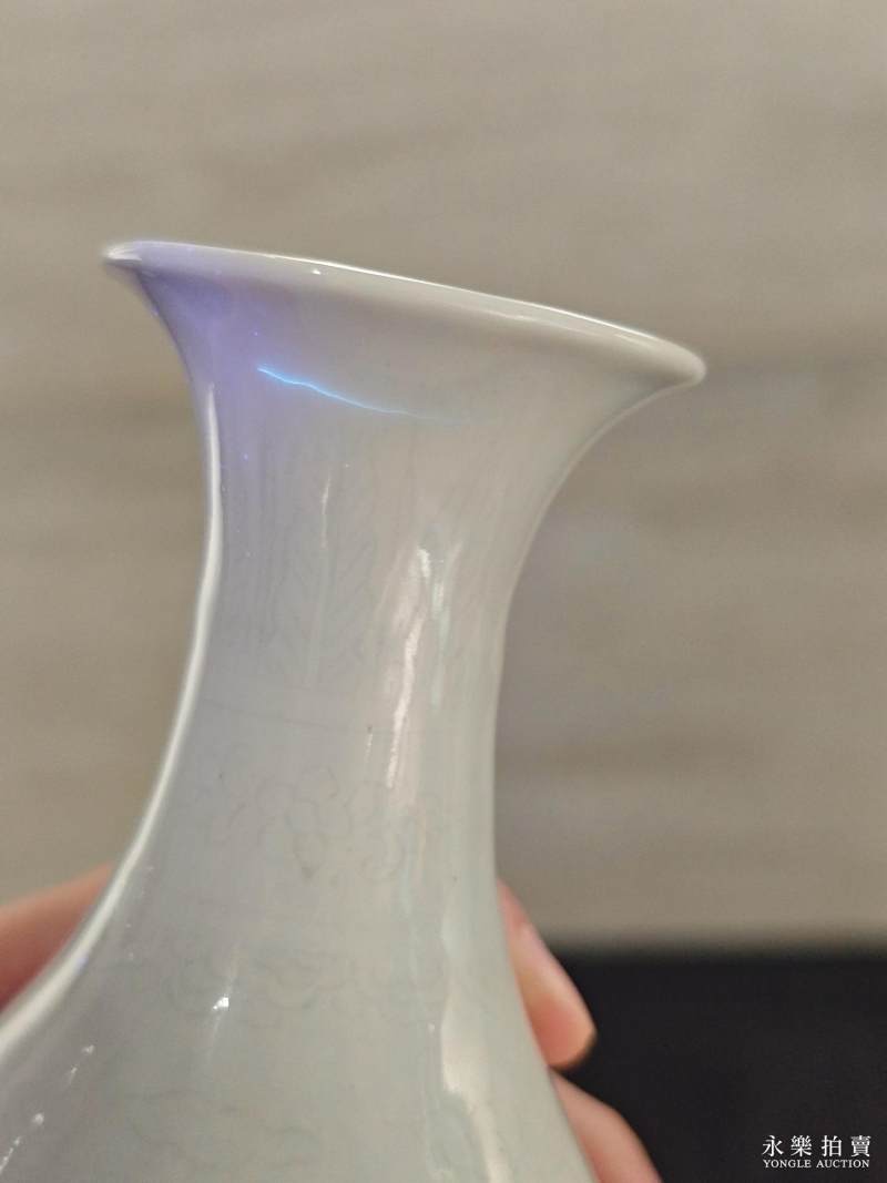 明万历 甜白釉暗刻云凤纹玉壶春瓶 - 图14