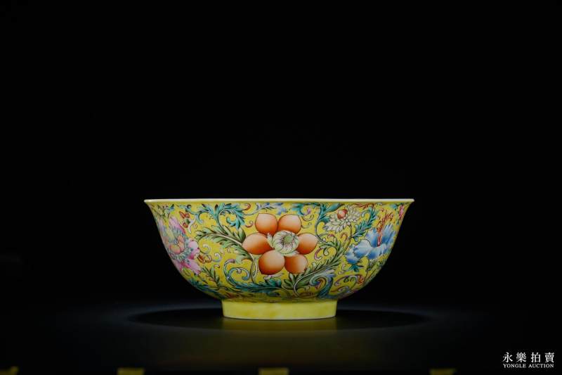 清乾隆 御制黄地洋彩缠枝花卉内矾红五蝠纹宫碗 - 图4