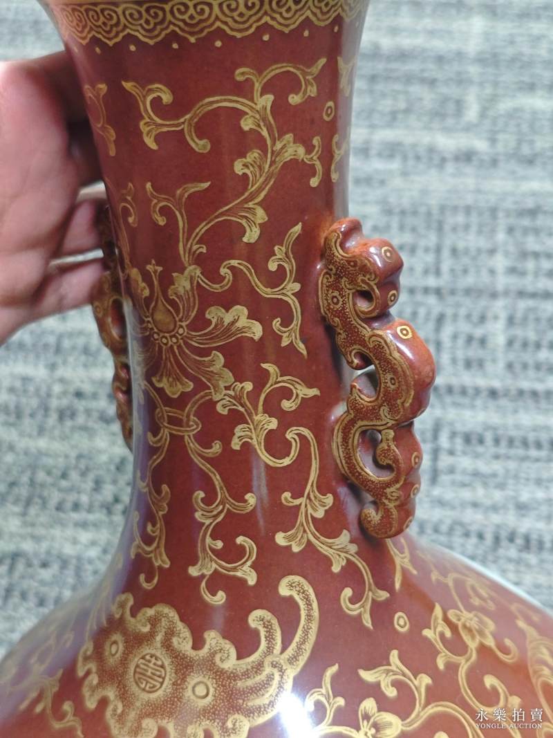 清乾隆 酱釉描金粉彩开光山水图双龙耳瓶 - 图13