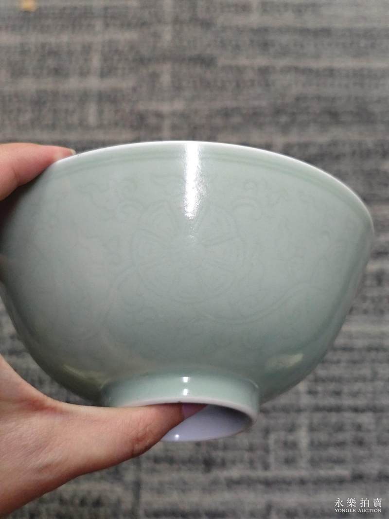 清嘉庆 豆青釉暗刻皮球花纹碗（一对） - 图10