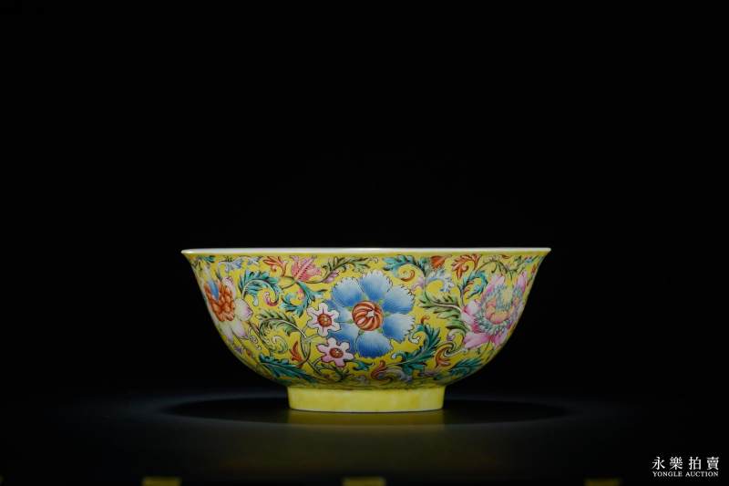 清乾隆 御制黄地洋彩缠枝花卉内矾红五蝠纹宫碗 - 图6