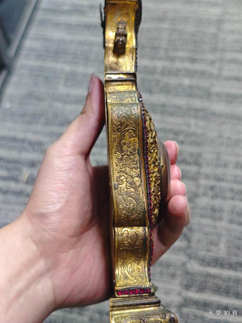 清乾隆 铜鎏金嵌料石三多纹壁瓶钟 - 图12