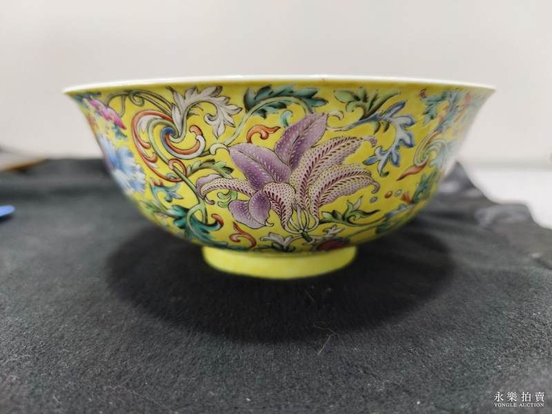 清乾隆 御制黄地洋彩缠枝花卉内矾红五蝠纹宫碗 - 图10