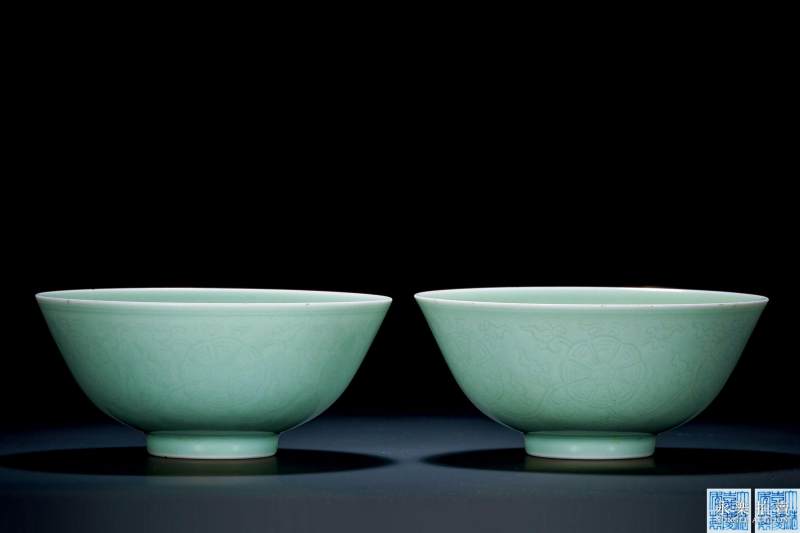 清嘉庆 豆青釉暗刻皮球花纹碗（一对） - 图2
