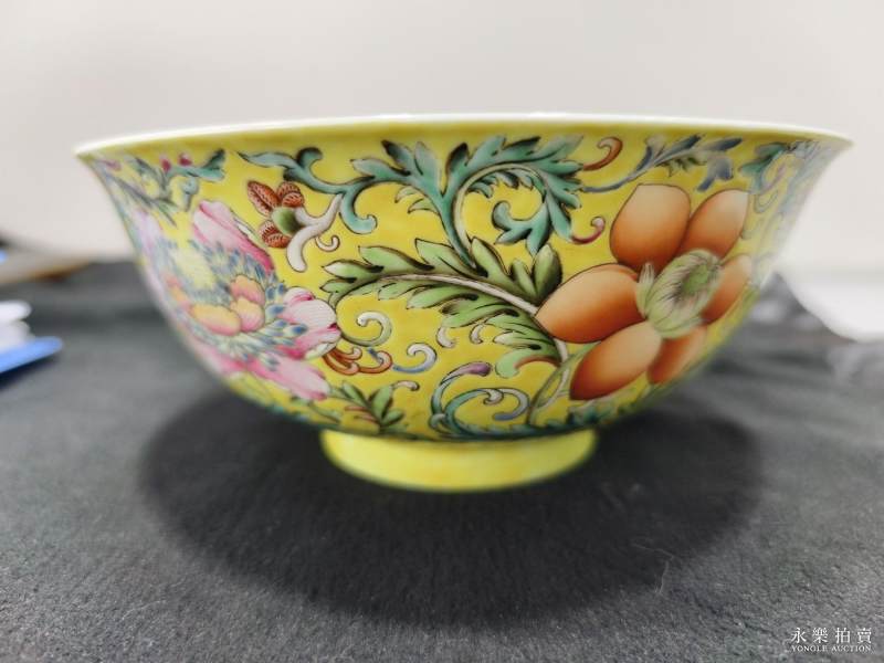 清乾隆 御制黄地洋彩缠枝花卉内矾红五蝠纹宫碗 - 图11