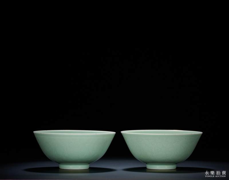 清嘉庆 豆青釉暗刻皮球花纹碗（一对） - 图3