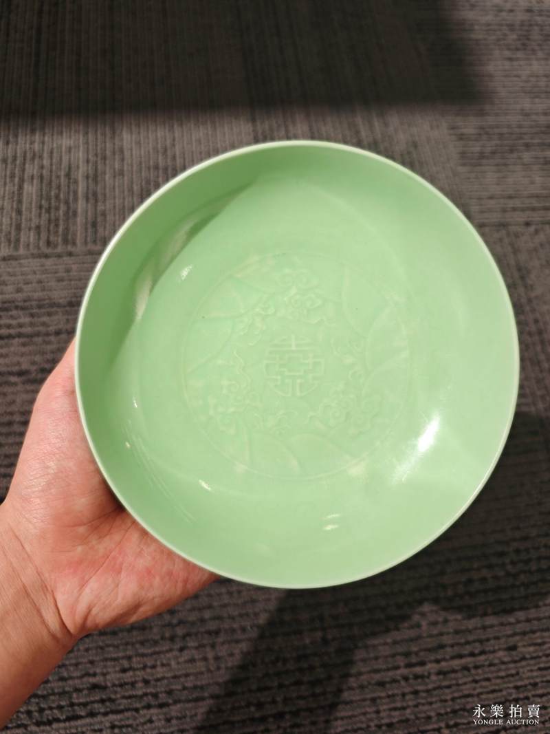 清雍正 御制果绿釉暗花福山寿海图盘 （一对） - 图7