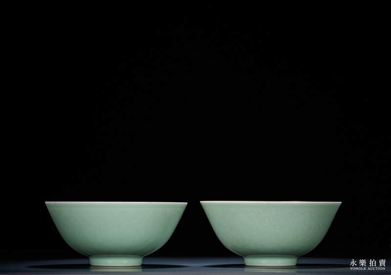 清嘉庆 豆青釉暗刻皮球花纹碗（一对） - 图4