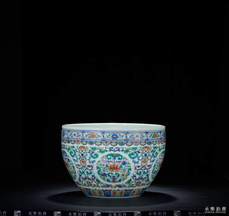 清乾隆 斗彩加粉彩如意卷草团花纹缸 - 图3