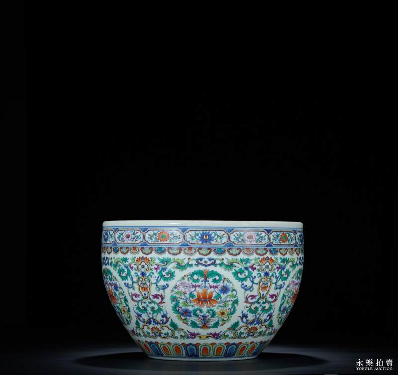 清乾隆 斗彩加粉彩如意卷草团花纹缸 - 图4