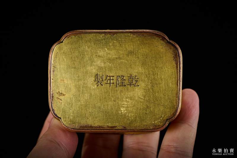 清乾隆 铜鎏金卷草纹四方倭角盖盒 - 图5