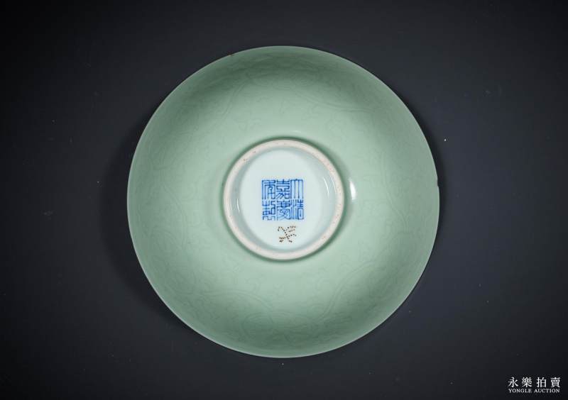 清嘉庆 豆青釉暗刻皮球花纹碗（一对） - 图6