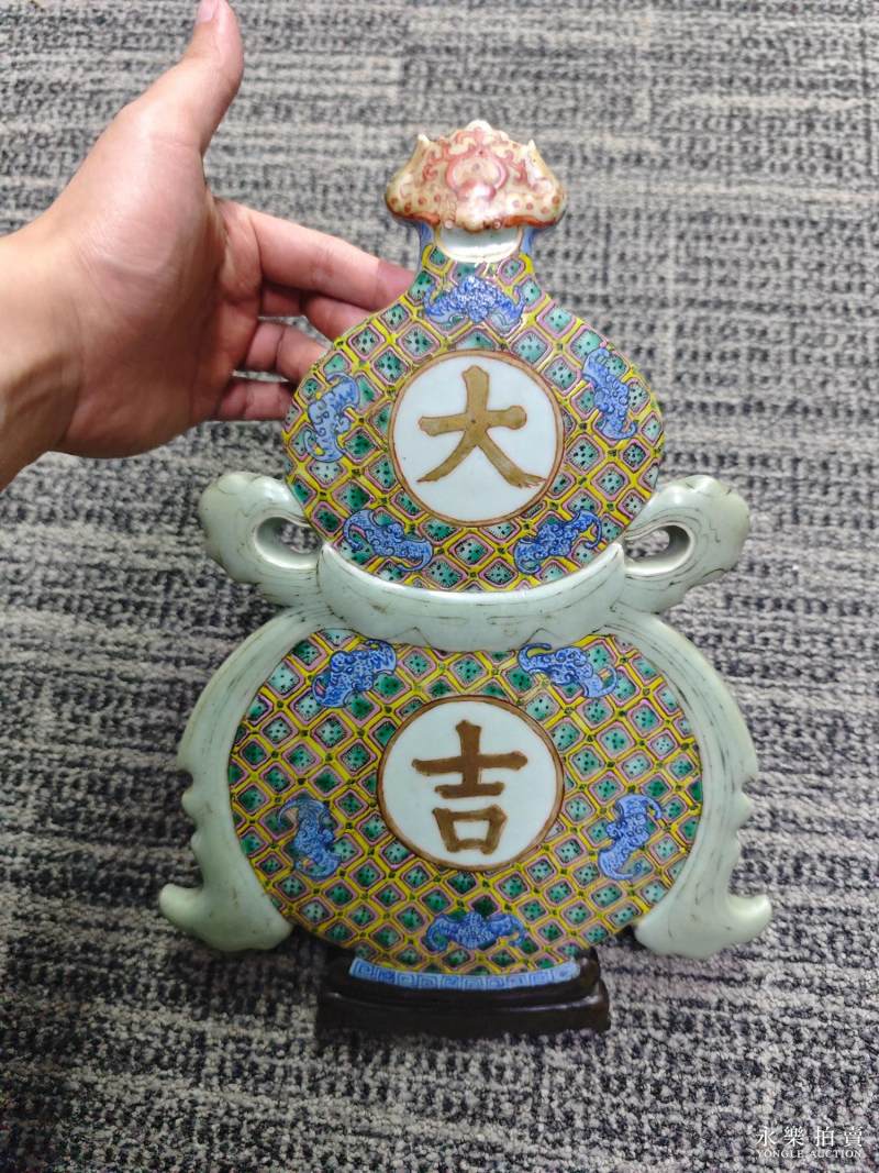 清乾隆 御制紫檀镶瓷粉青釉描金洋彩「五瑞大吉」葫芦式桌屏 - 图3