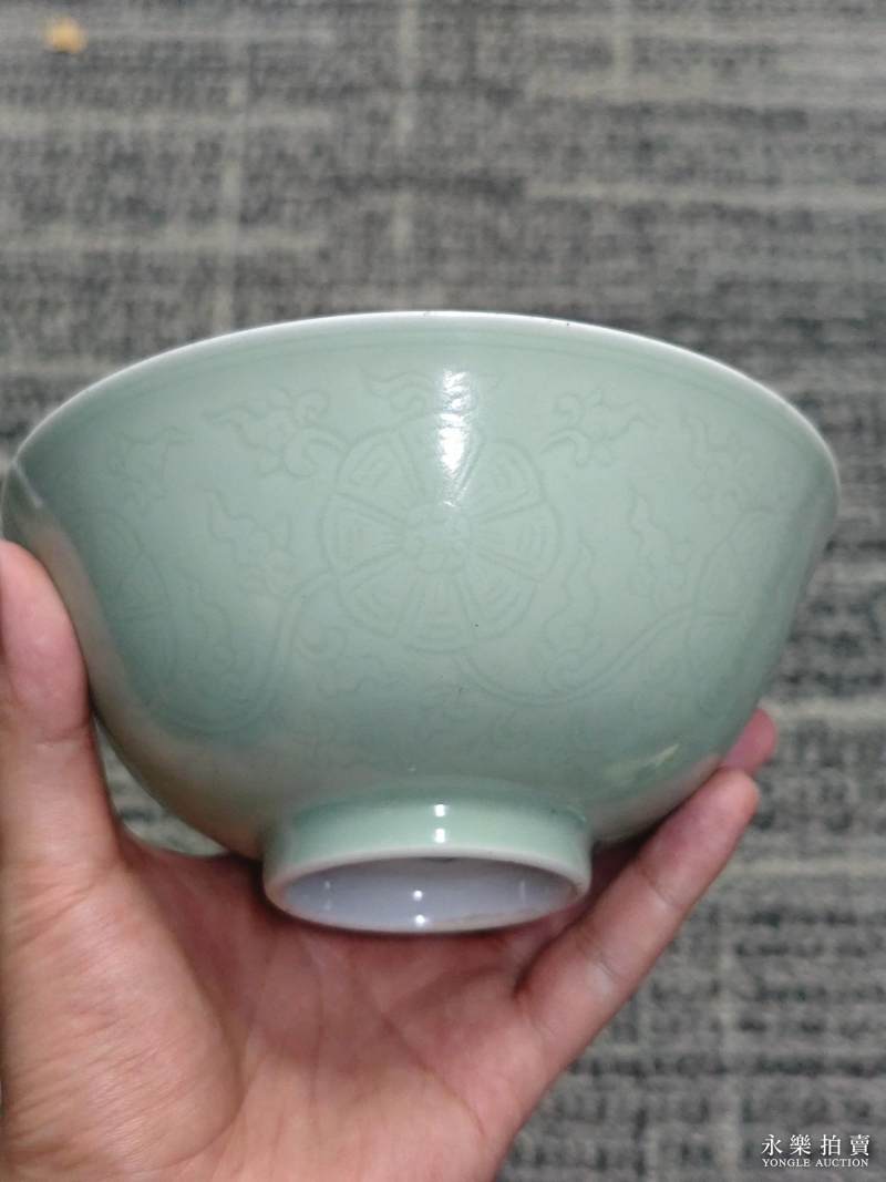 清嘉庆 豆青釉暗刻皮球花纹碗（一对） - 图7