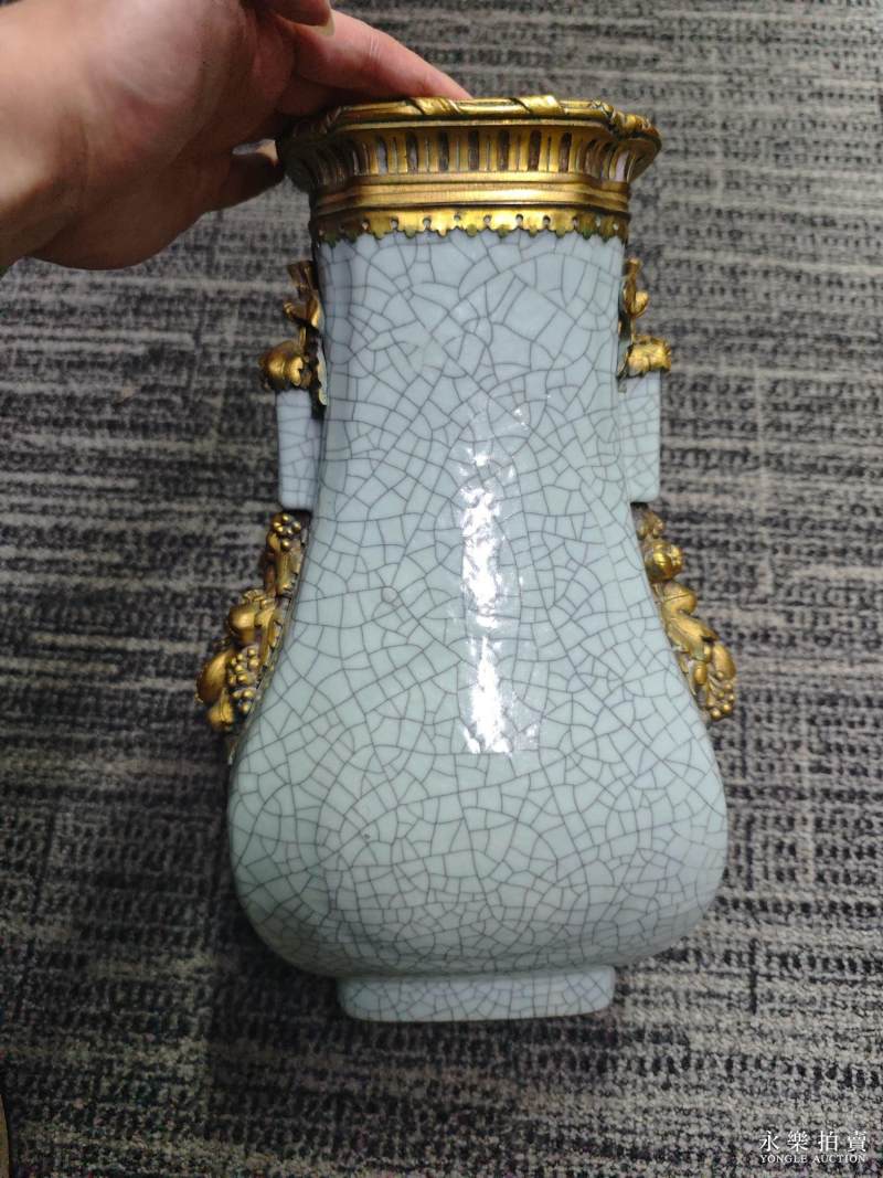 清道光 仿哥釉贯耳瓶镶铜鎏金护口 - 图10