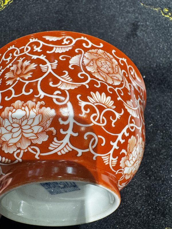 清 珊瑚红留白缠枝牡丹纹碗 - 图6