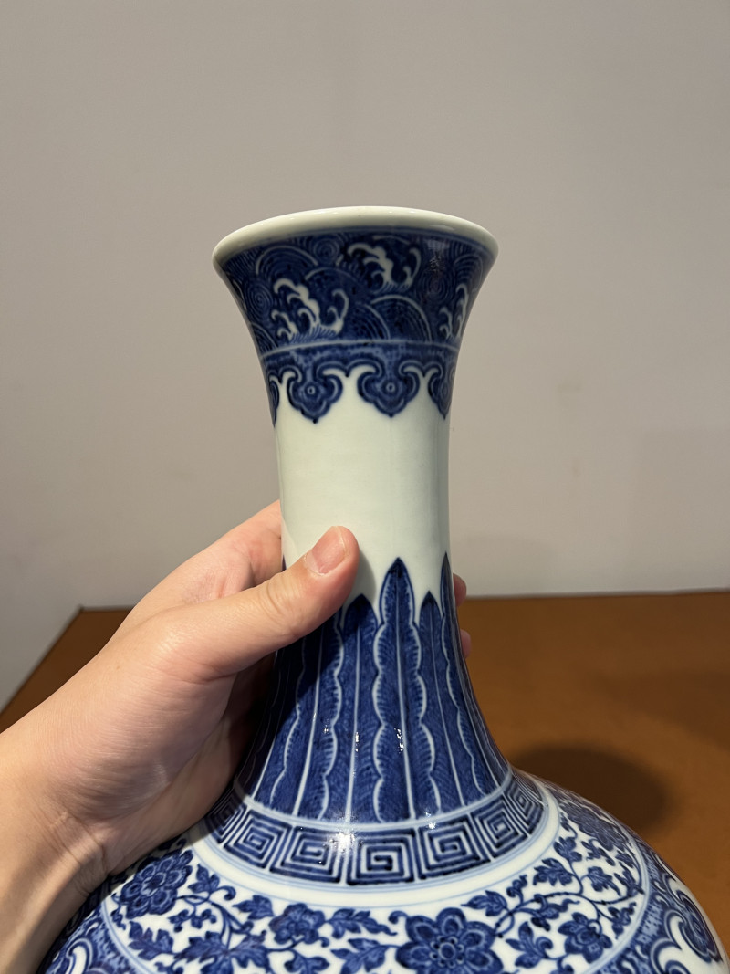 清乾隆 青花缠枝莲纹赏瓶 - 图14