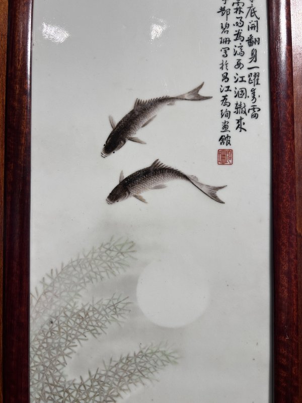 民国 邓碧珊粉彩翻身一跃鱼藻图长条瓷板 - 图5