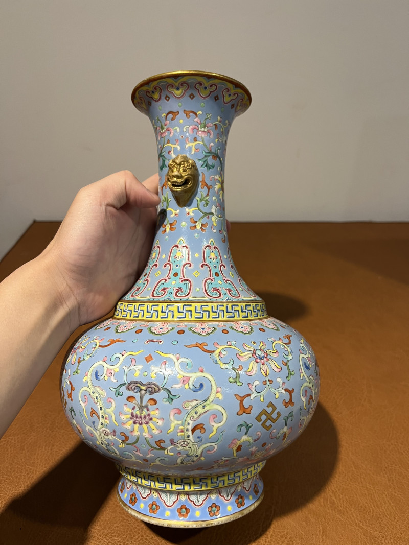 清乾隆 蓝地洋彩双兽耳螭龙纹瓶 - 图3