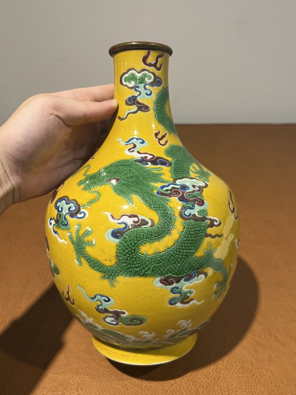 清嘉庆 黄地三彩苍龙教子纹瓶 - 图8