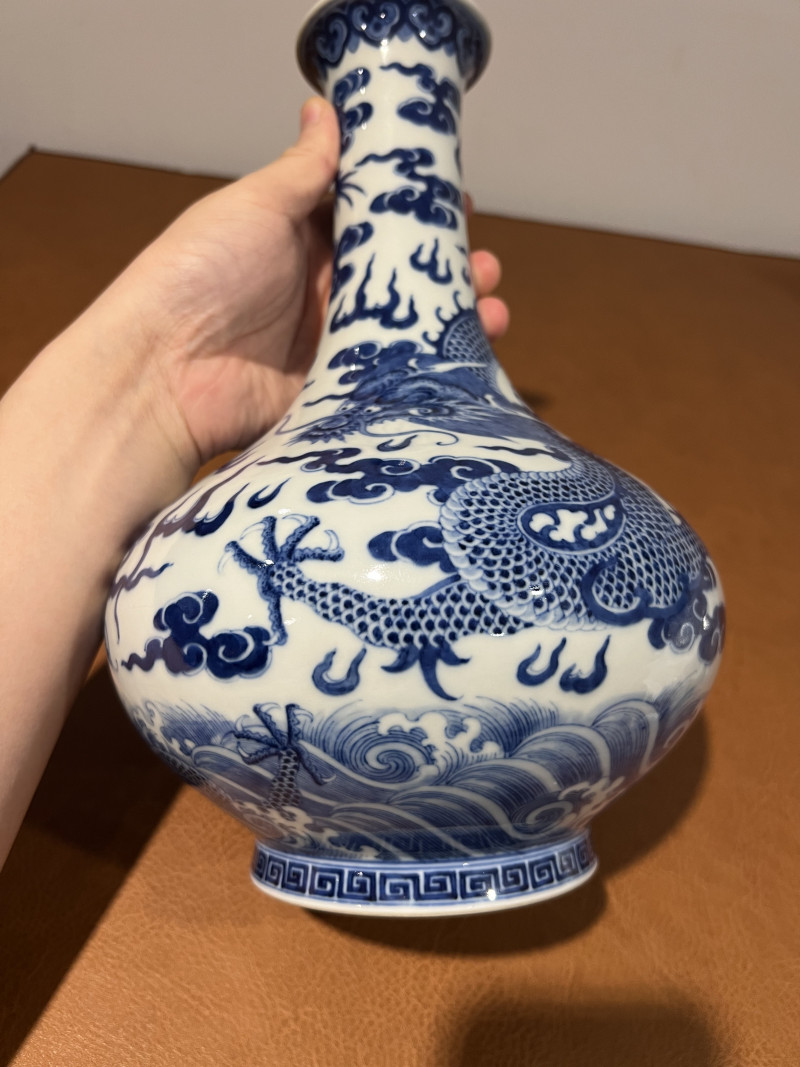 清嘉庆 青花云龙纹撇口瓶 - 图9