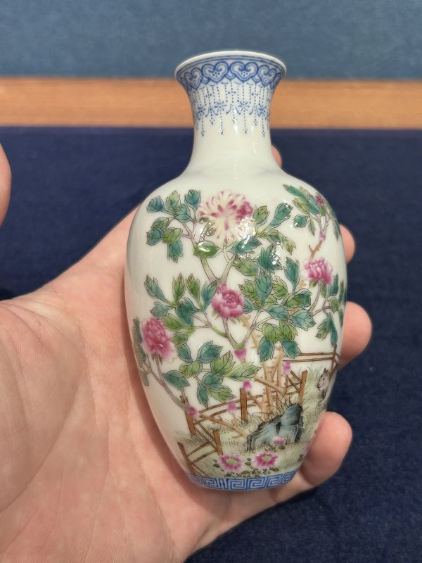 民国 珐琅彩猫迎落花薄胎瓶 - 图3