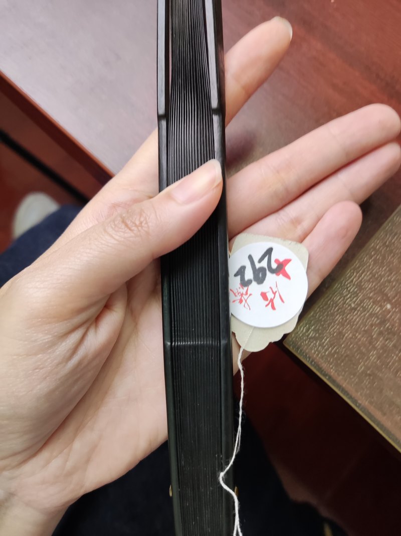 清 漆暗刻花卉纹扇骨 - 图2