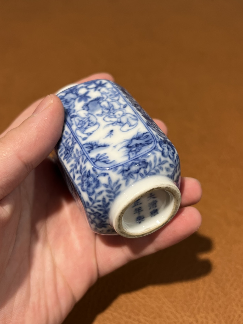 清 青花缠枝花卉开光婴戏图小瓶 - 图7
