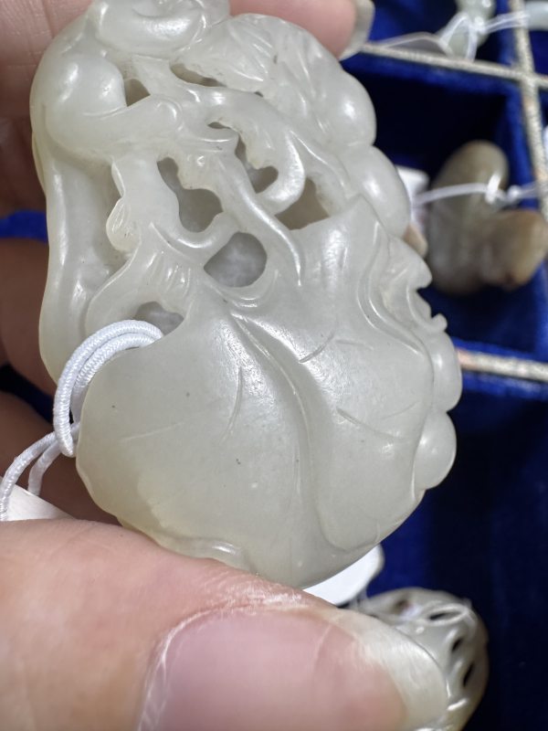 清 玉镂雕松鼠葡萄坠 - 图6