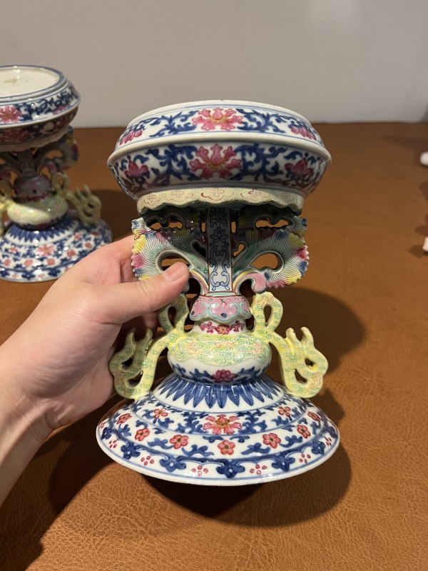 清乾隆 青花粉彩缠枝花卉纹供座（一对） - 图11