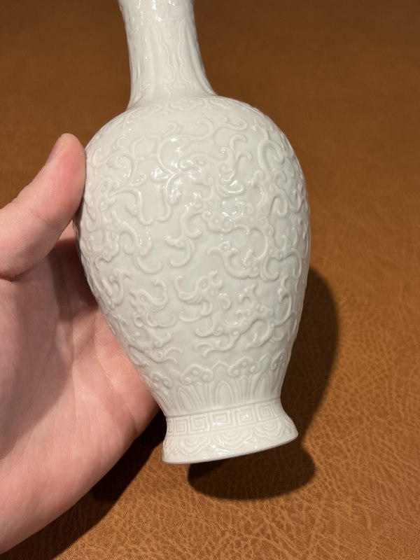 清乾隆 白釉模印夔龙纹瓶 - 图6