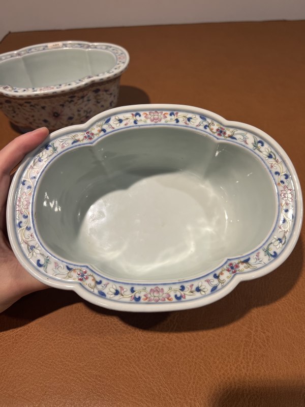 清道光 洋彩缠枝莲纹海棠形水仙盆（一对） - 图5