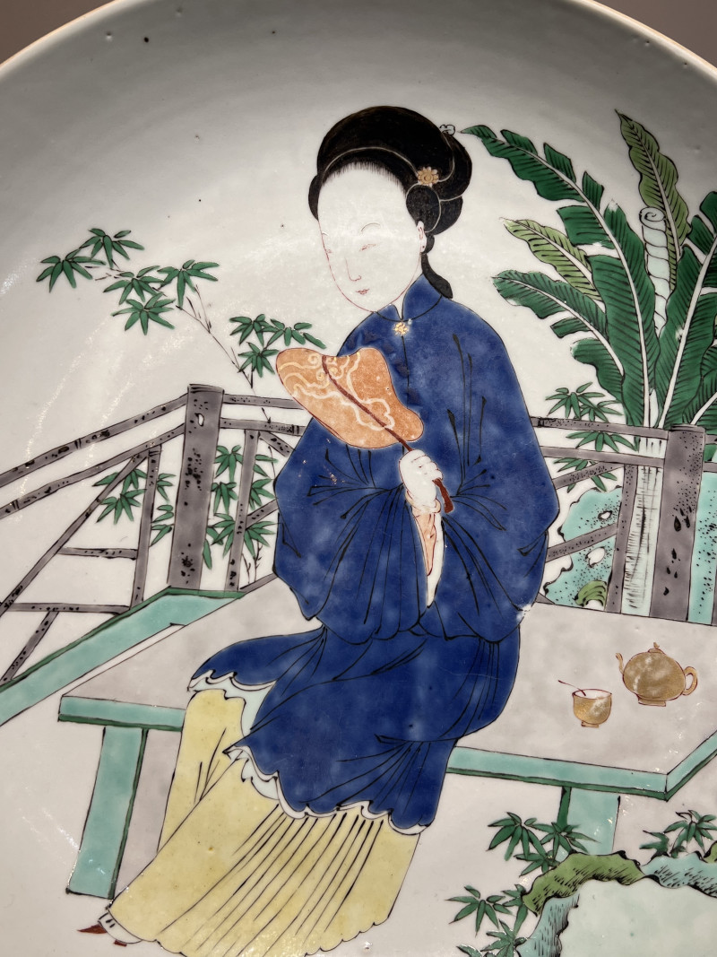 清康熙 五彩仕女人物纹大盘 - 图3